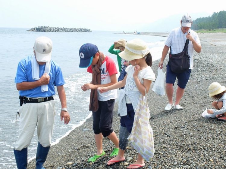 親子でチャレンジ！ヒスイ海岸トレジャーハンティング