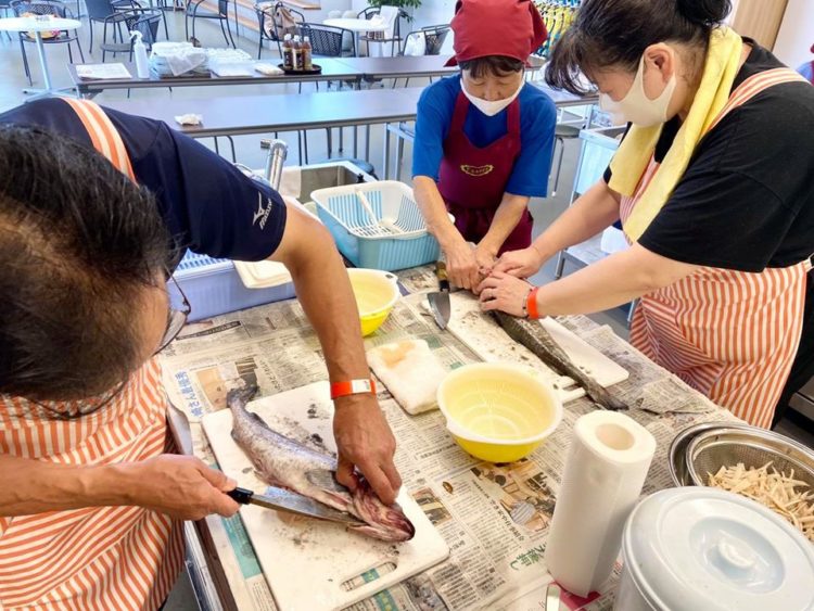 ヒスイ海岸で名人と宝ものさがし＆ソウルフードタラ汁づくり体験