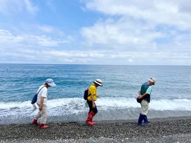 ヒスイ海岸で名人と宝ものさがし＆ソウルフードタラ汁づくり体験