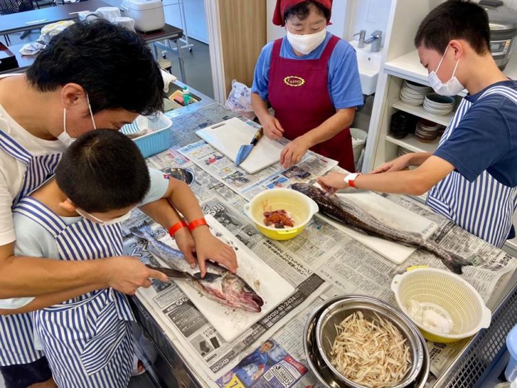 ヒスイ海岸で名人と宝ものさがし＆ソウルフードタラ汁づくり体験